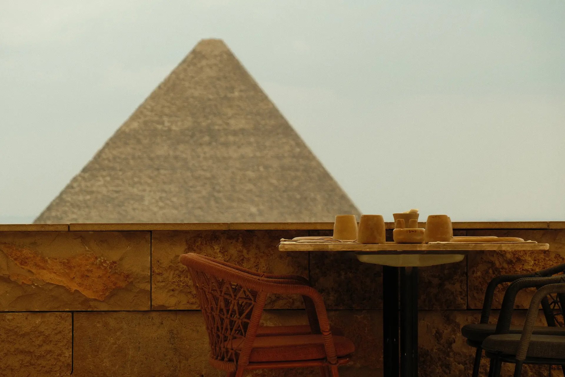A table on the terrace of Khufu’s, facing the Great Pyramid